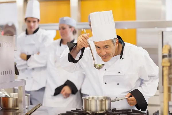 Chef sonriente degustando el trabajo de sus estudiantes — Foto de Stock
