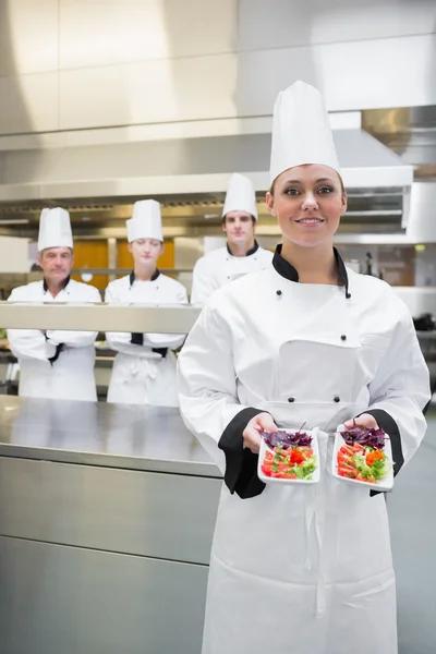 Chef apresentando suas saladas — Fotografia de Stock