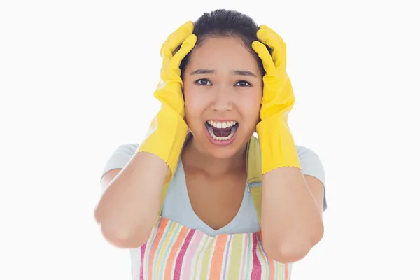 Mujer angustiada usando delantal y guantes de goma —  Fotos de Stock