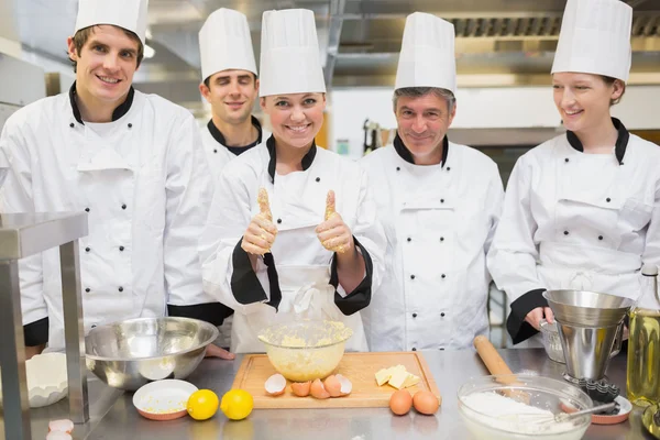 Aula de culinária com professor de pastelaria dando polegares para cima — Fotografia de Stock