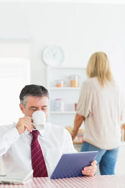 Man dricka kaffe och använder TabletPC — Stockfoto