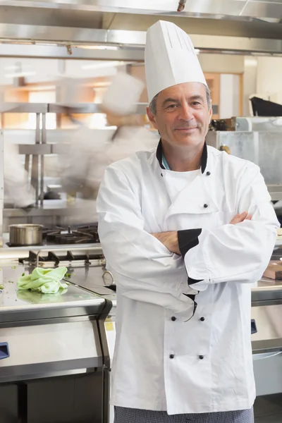 Chef-kok leunt aan balie in drukke keuken — Stockfoto