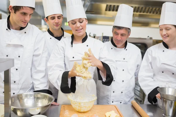 Turma assistindo professor de pastelaria formando a massa — Fotografia de Stock