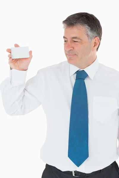 Sonriente hombre de negocios mostrando tarjeta — Foto de Stock