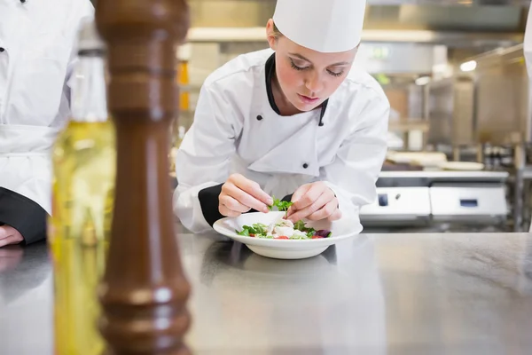 Chef-kok is afwerking haar salade — Stockfoto