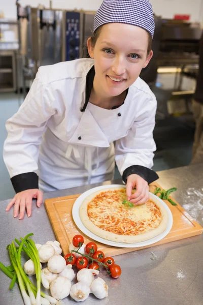 Lachende chef-kok voorbereiding pizza — Stockfoto