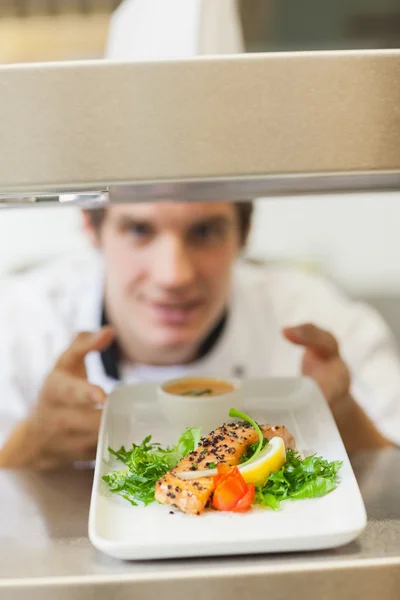 Chef-kok overdracht zalm diner via volgorde station — Stockfoto