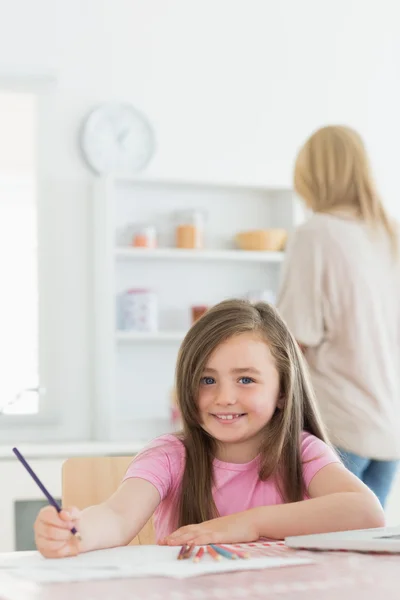 Girl sitting at the kitchen smiling — Stock Photo, Image