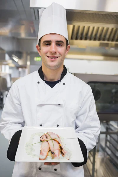 Sonriente cocinero sosteniendo su comida — Foto de Stock