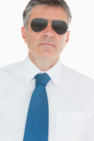 Homme d'affaires sérieux portant des lunettes de soleil — Photo