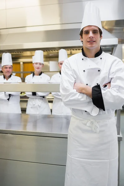 Chef de pie con los brazos cruzados — Foto de Stock