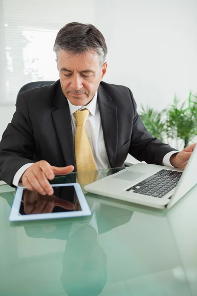 Obchodní muž pracuje na digitálním tabletu — Stock fotografie