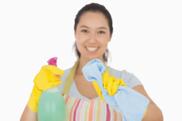Mujer feliz limpiando delante de ella — Foto de Stock