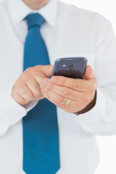 Uomo in camicia e cravatta con il suo smartphone — Foto Stock