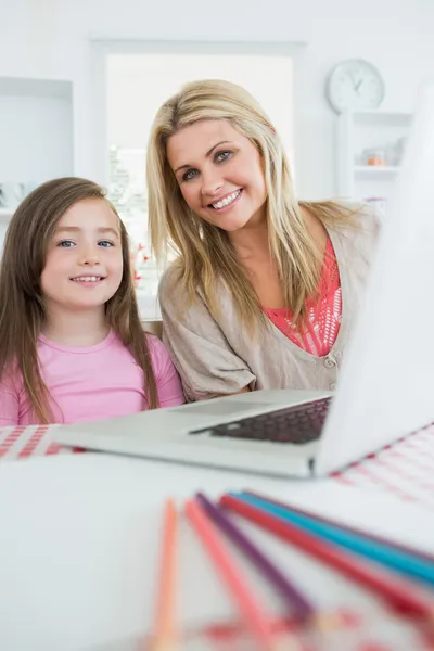 Mãe e menina estão sorrindo para a cozinha — Fotografia de Stock