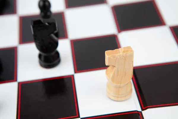 Pièces d'échecs sur le plateau — Photo