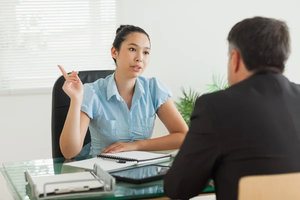 Mulher de negócios conversando com um homem — Fotografia de Stock