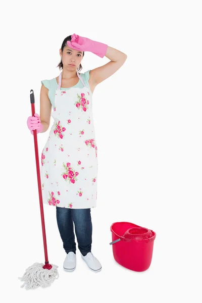 Avskräckt kvinna rengöring golv — Stockfoto