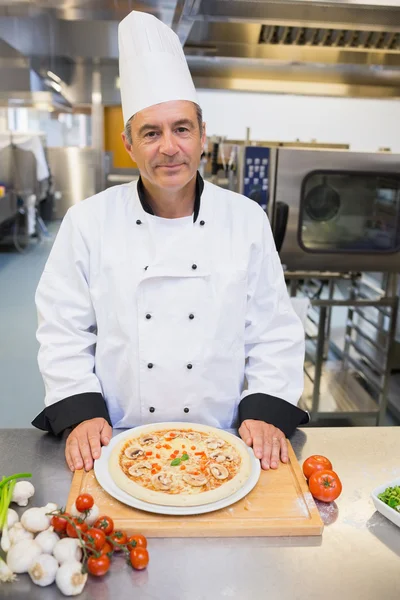 Koch mit einer Pizza — Stockfoto