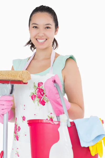 Ευτυχισμένη γυναίκα που κρατά διαφορετικά εργαλεία καθαρισμού — Φωτογραφία Αρχείου