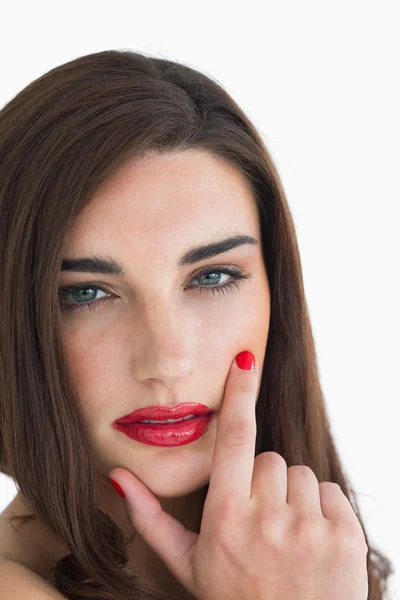 Mujer tocándose la cara con labios rojos — Foto de Stock