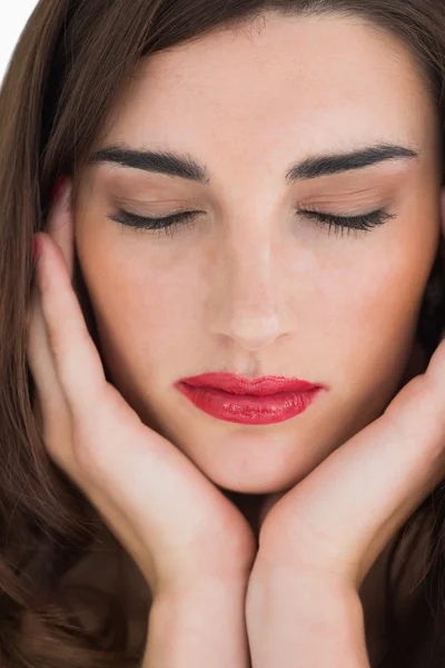 Женщина с красными губами с закрытыми глазами — стоковое фото