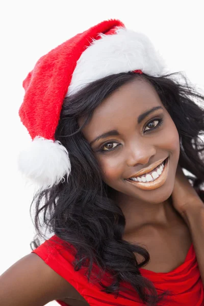 Frau mit rotem Kleid und Weihnachtsmann-Hut — Stockfoto