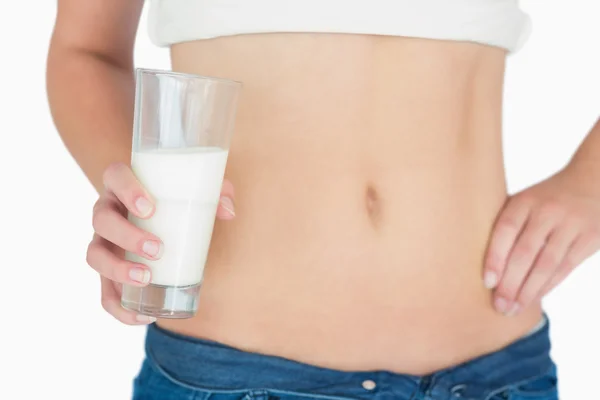 Frau hält ein Glas Milch — Stockfoto