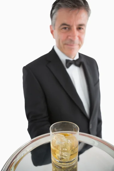 Homme servant du whisky avec de la glace sur un plateau en argent — Photo