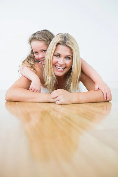Mor och hennes dotter som vilar på golvet — Stockfoto