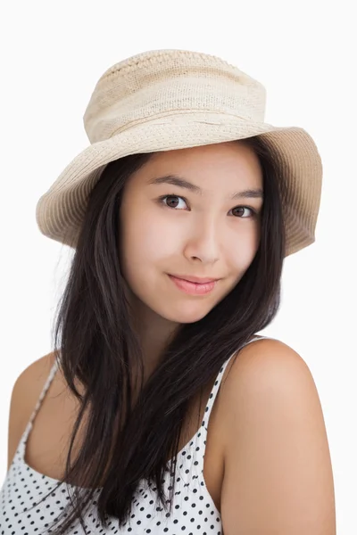 Lachende vrouw met stro hoed — Stockfoto