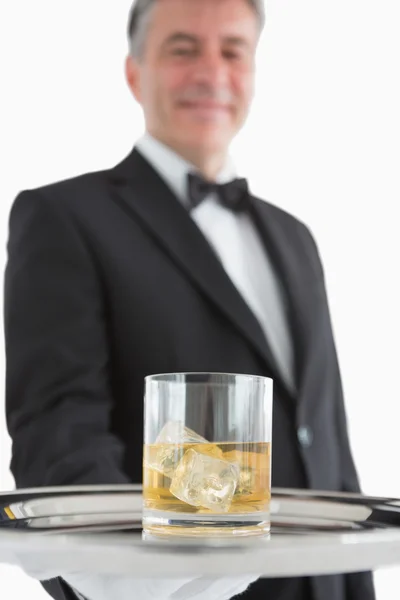 该名男子手持杯威士忌上纸盒 — 图库照片