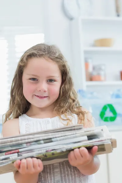 Menina segurando jornais antigos — Fotografia de Stock