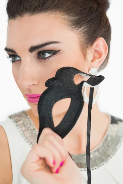 Siyah bir maske tutan kadın — Stok fotoğraf
