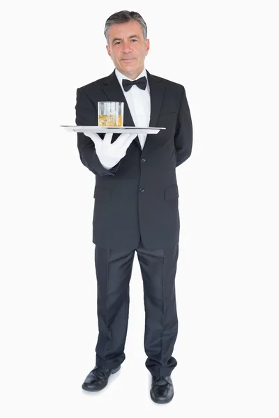 Mężczyzna trzyma tacę z szklanki whisky — Zdjęcie stockowe