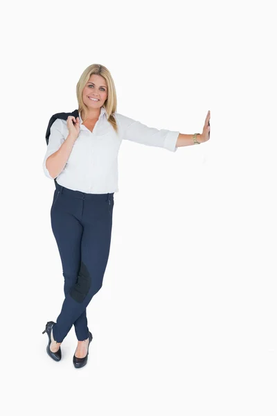 Affärskvinna poserar och hålla hennes jacka — Stockfoto