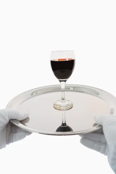 Pincér kezében egy pohár vörösbor — Stock Fotó