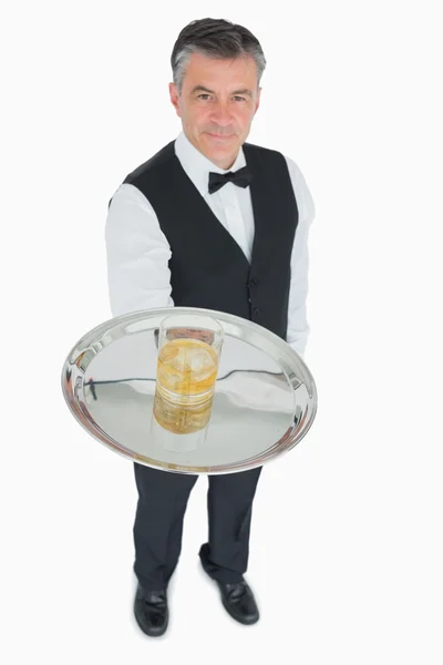 Waiter serving whiskey on silver tray — Stock Photo, Image