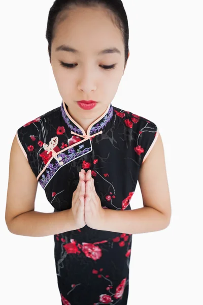 Mujer usando kimono con las manos juntas —  Fotos de Stock