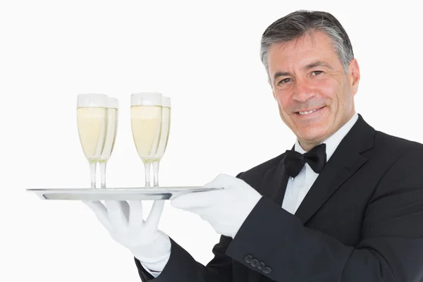 Servitören håller bricka med glasögon full champagne — Stockfoto