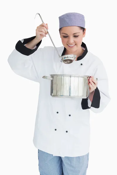 Chef-kok met pot en pollepel glimlachen — Stockfoto