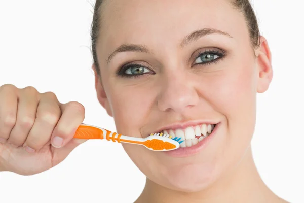 Mujer lavándose los dientes — Foto de Stock