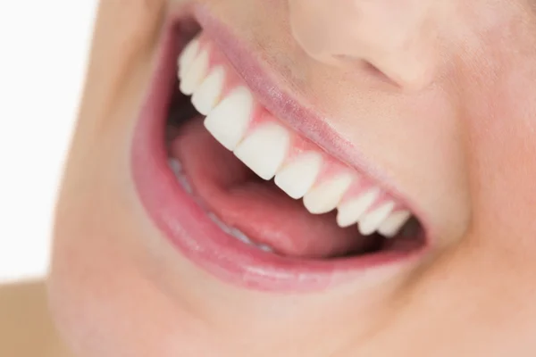 Mujer mostrando su sonrisa blanca — Foto de Stock