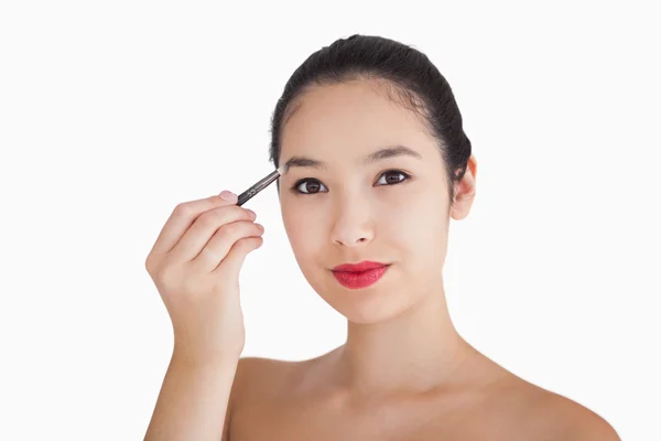 Mujer sonriente llenando las cejas — Foto de Stock