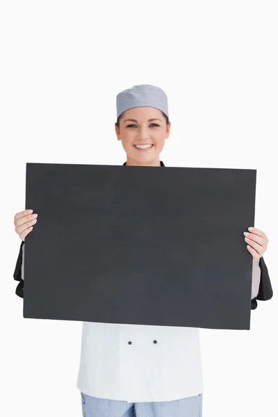 Chef sorrindo segurando quadro-negro — Fotografia de Stock