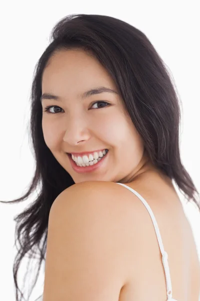 Mujer sonriendo mientras se ve natural —  Fotos de Stock