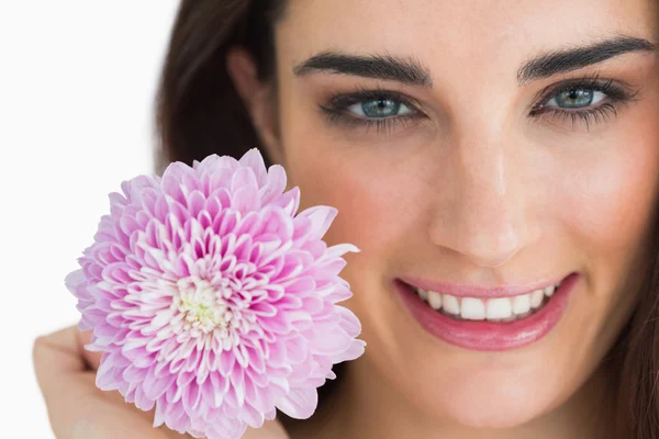 Frau zeigt rosa Blume — Stockfoto