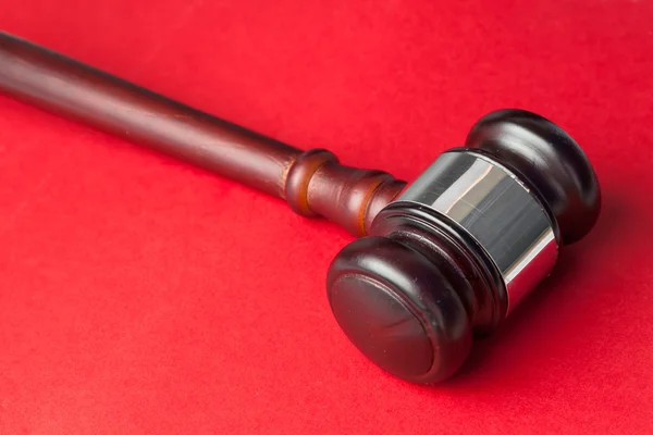 Gavel em um fundo vermelho — Fotografia de Stock