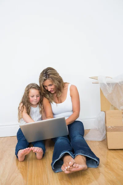 Filha e mãe olhando para laptop — Fotografia de Stock