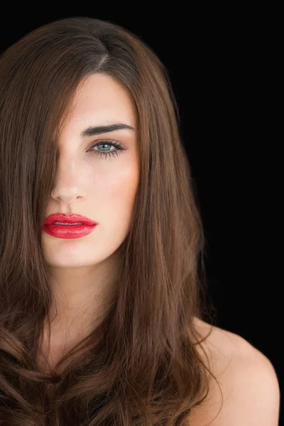 Kvinna med röda läppar tittar på kameran — Stockfoto